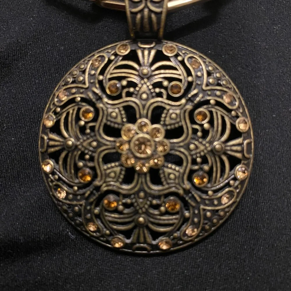 Elegant Gold Pendant Necklace - Picture 6 of 7
